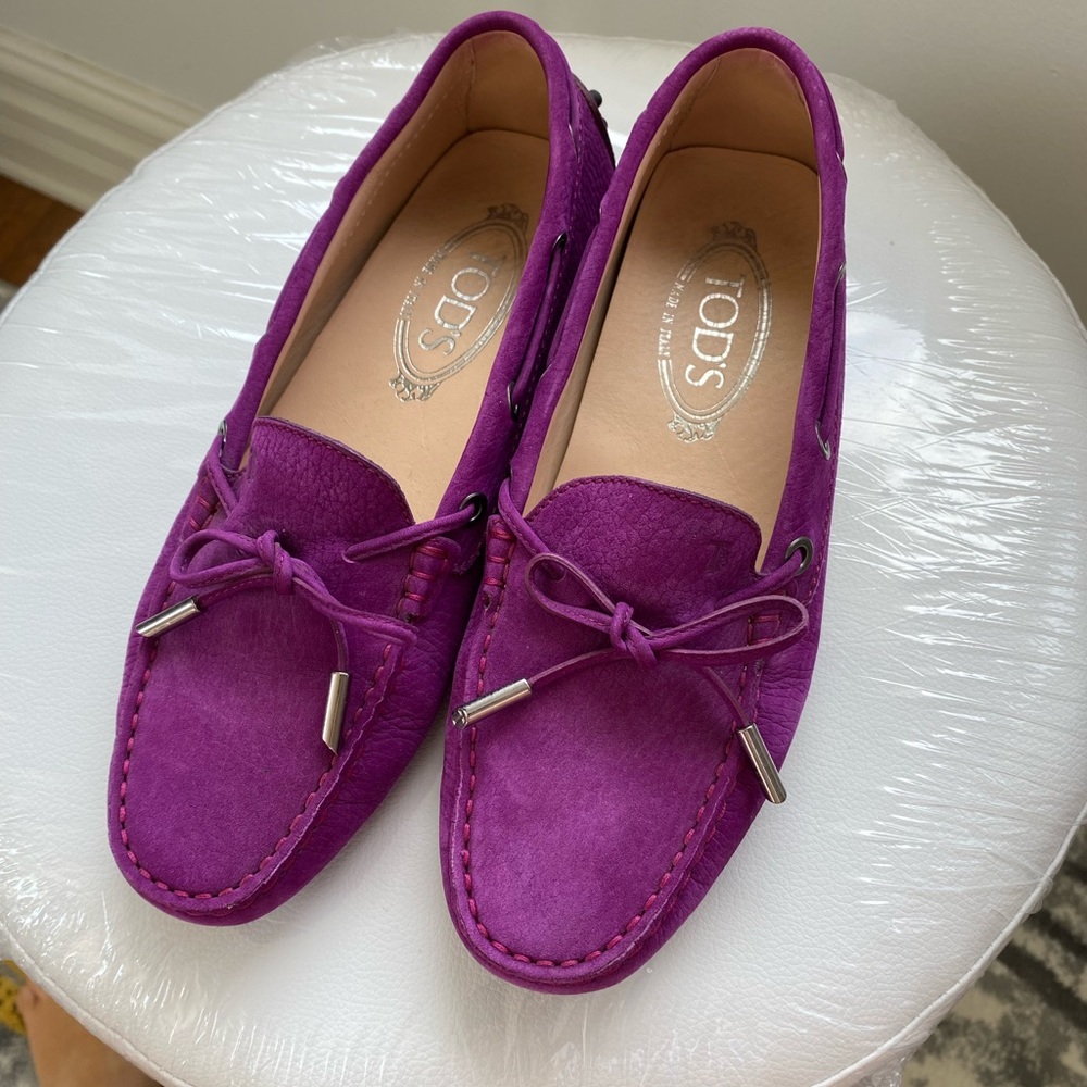 Tod’s loafers superb NEVER WORN, in purple suede, size 7 US (37 EUR)